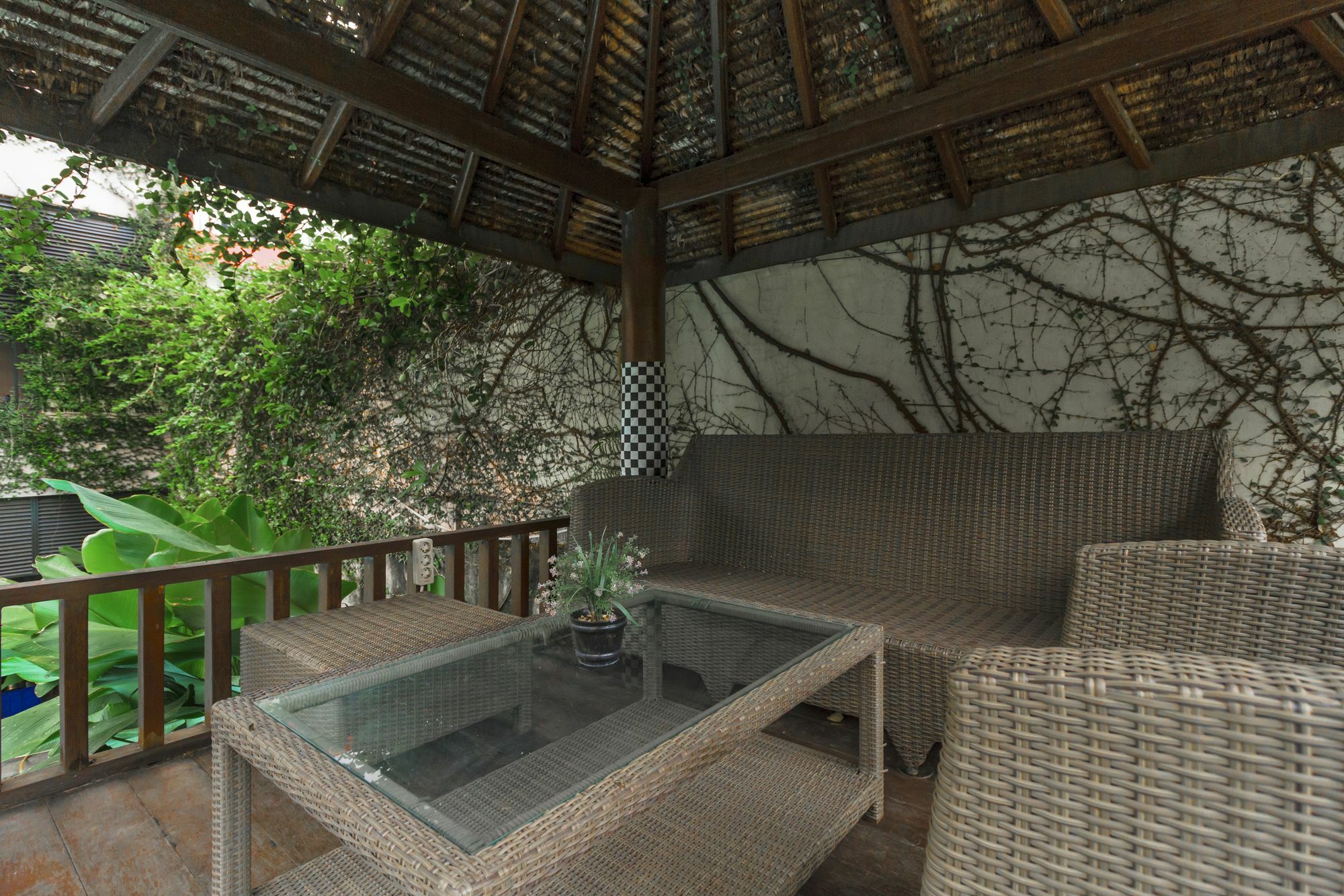 Oyo 107 Kusuma Kemang Suite Jakarta Exterior photo